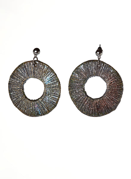 Orecchini fatti a mano in ceramica raku a forma di  disco cavo con fitti raggi sottili e gancio a perno semicircolare