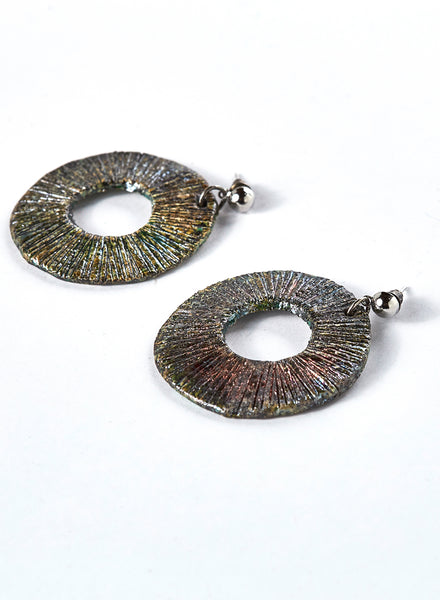 Orecchini fatti a mano in ceramica raku a forma di  disco cavo con fitti raggi sottili e gancio a perno semicircolare