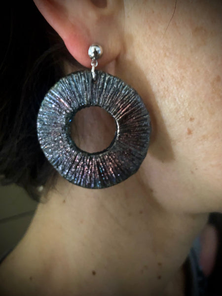 Orecchini pendenti a forma di disco cavo fatti a mano in ceramica raku con gancio a perno semicircolare e texture con raggi sottili ed eleganti color rame.