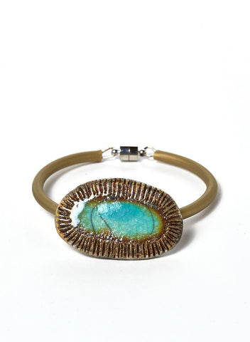 Bracciale Eye in caucciù con accessorio-gioiello ovale in ceramica Raku azzurro e oro