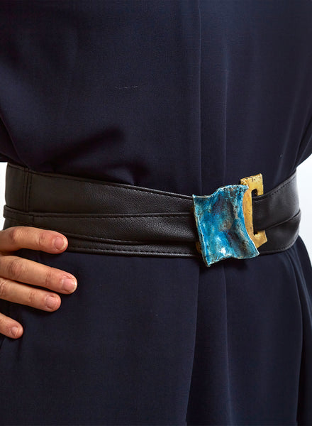 Cintura-Collana Onde con fascia in similpelle nera e accessorio-gioiello fatto a mano in ceramica Raku a forma di onde color azzurro e giallo