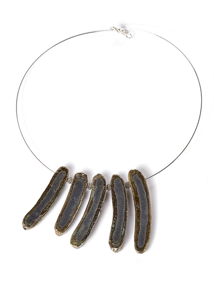 collana fatta a mano in ceramica raku con amuleti color oro e nero