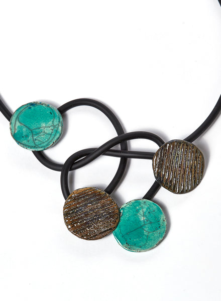 Collana fatta a mano in ceramica raku con dischi intrecciati azzurro tiffany e oro e girocollo in caucciù