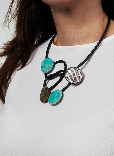 Collana fatta a mano in ceramica raku con dischi intrecciati azzurro tiffany e oro e girocollo in caucciù