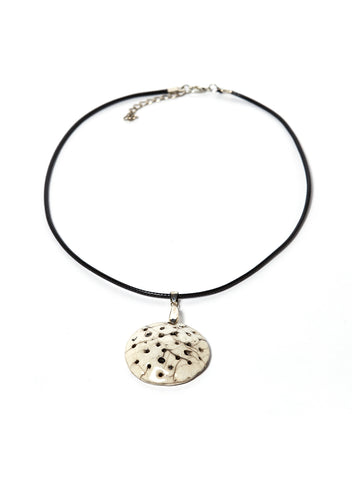 Collana Luna con ciondolo ovale bianco craquelè  con piccoli forellini fatto a mano in ceramica Raku e girocollo in caucciù