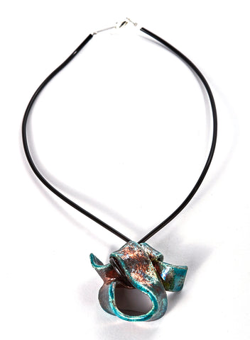 collana fatta a mano in ceramica raku con ciondolo a forma di fiocco color rame