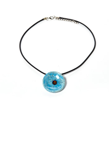 Collana Murrina con ciondolo rotondo fatto a mano in ceramica Raku azzurro craquelè  con piccola murrina centrale e girocollo in caucciù