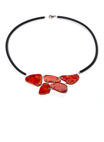 Collana Napas con pietre rosse di diverse dimensioni fatte a mano in ceramica Raku e girocollo in caucciù