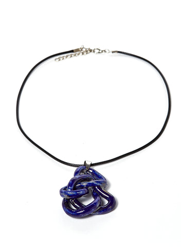 Collana Nudos con nodo intrecciato blu fatto a mano in ceramica Raku e girocollo in caucciù