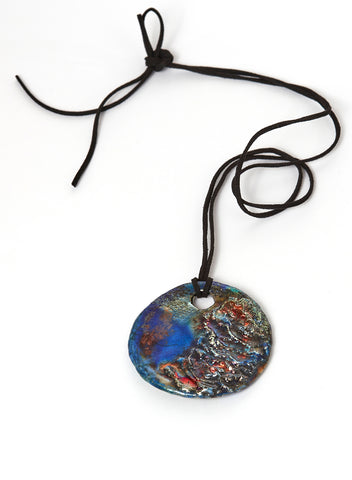 Collana Pangea fatta a mano in ceramica Raku a forma di disco blu ramato e cordoncino  in alcantara