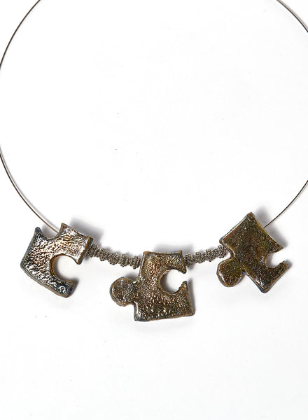 Collana Puzzle fatta a mano in ceramica Raku a forma di pezzi di puzzle oro e rame con girocollo rigido