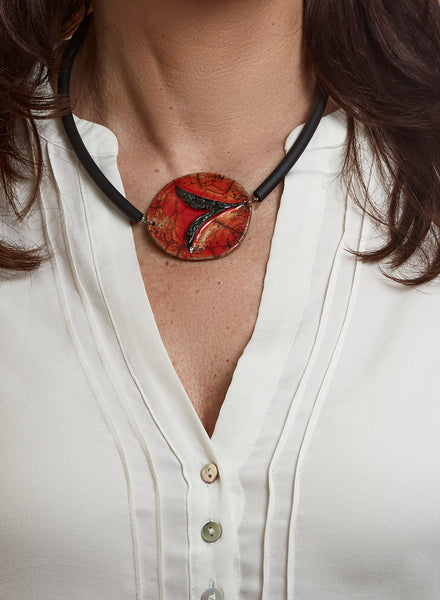 collana fatta a mano in ceramica Raku rosso e nero