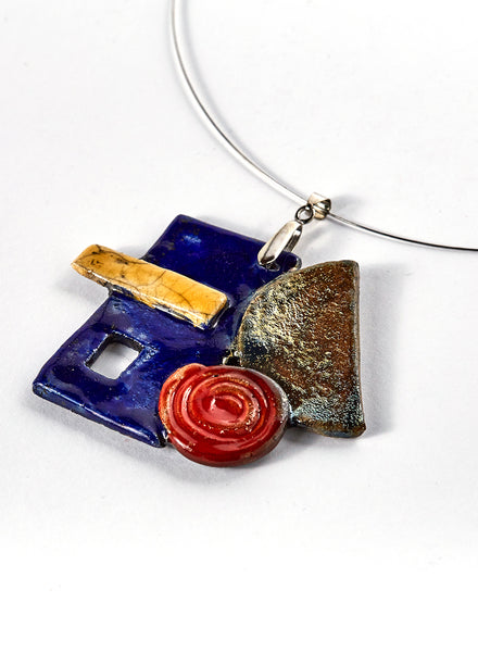 Collana Mirò con ciondolo fatto a mano in ceramica Raku con figure geometriche sovrapposte blu, giallo, oro e rosso e girocollo in acciaio.