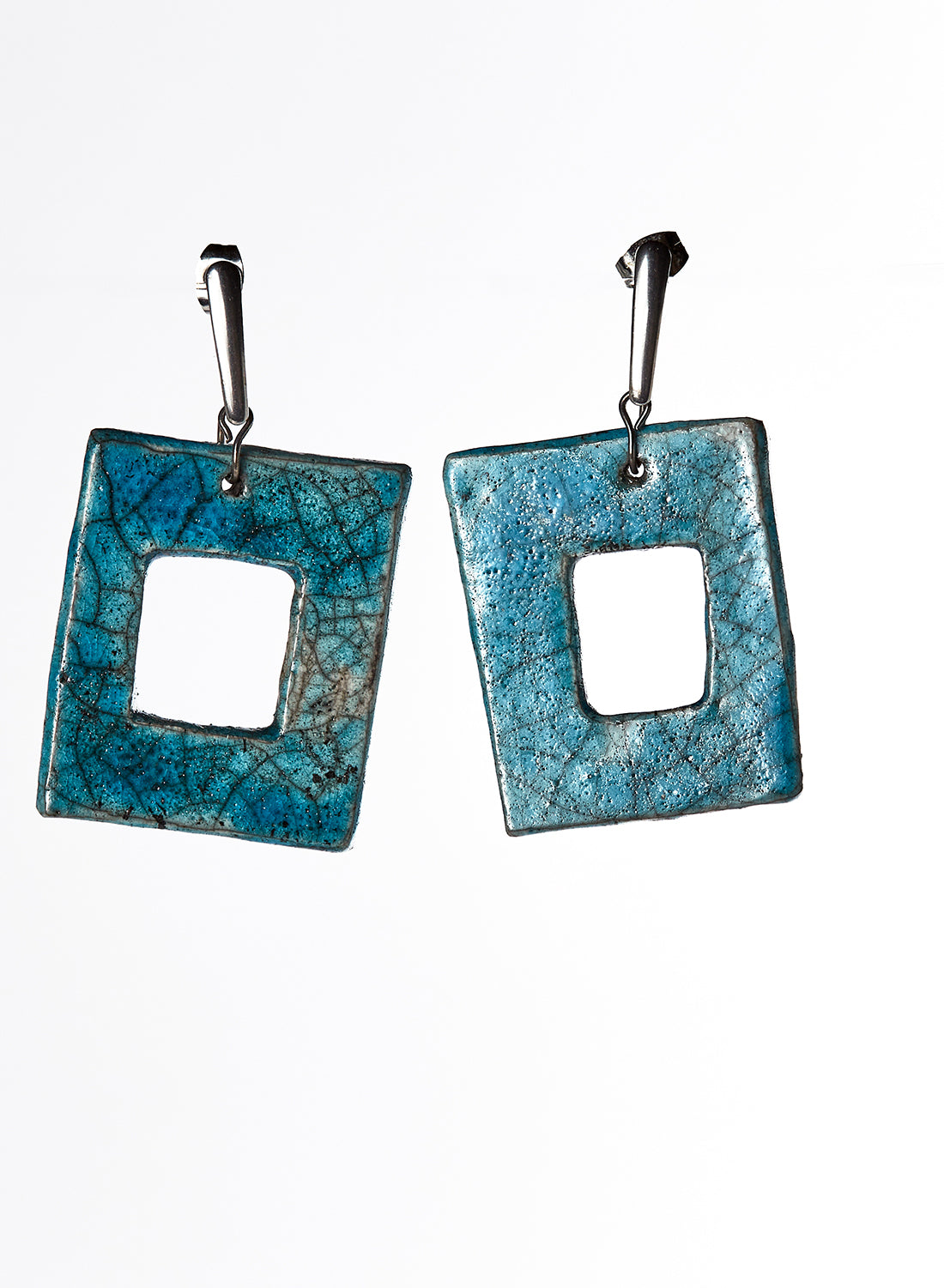 Orecchini di forma quadrata fatti a mano in ceramica Raku azzurro con effetto craquelè.