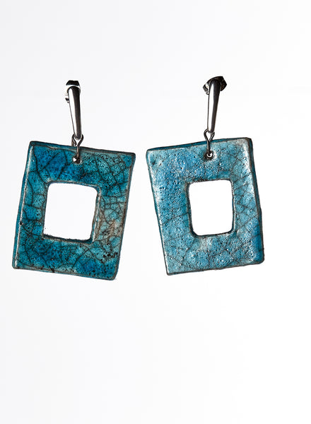 Orecchini di forma quadrata fatti a mano in ceramica Raku azzurro con effetto craquelè.