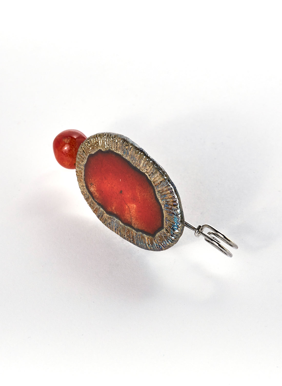 Spilla Red Solar con accessorio gioiello fatto a mano in ceramica Raku di forma ovale con perlina rossa