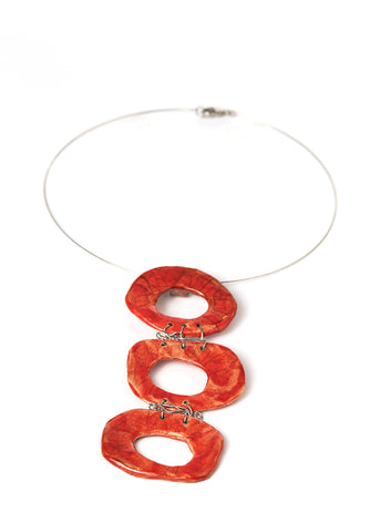 collana Santiago con tre ciondoli rossi modellati in forma circolare sospesi su un elegante girocollo in acciaio