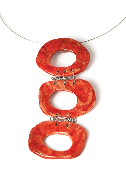 collana Santiago con tre ciondoli rossi modellati in forma circolare sospesi su un elegante girocollo in acciaio