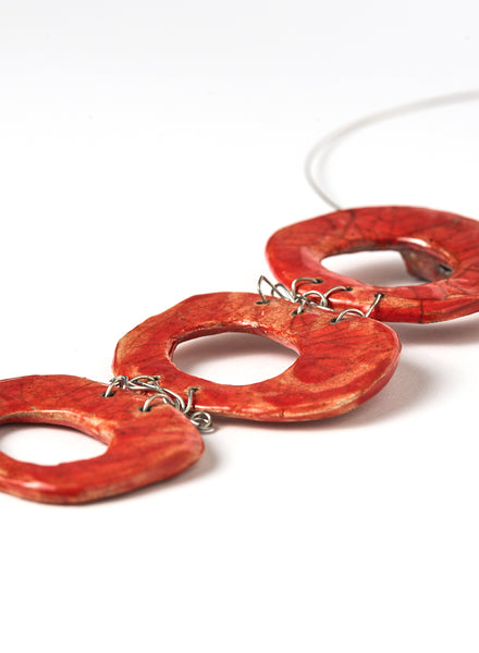 collana Santiago con tre ciondoli rossi modellati in forma circolare sospesi su un elegante girocollo in acciaio