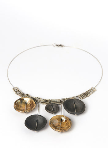 Collana realizzata a mano con cinque ciondoli in ceramica Raku, ciascuno unico nelle sfumature e nelle imperfezioni, sospesi su un elegante girocollo in acciaio.