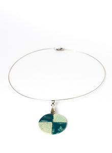 Collana con pendente rotondo con quattro quadranti verde chiaro e ottanio e girocollo in caucciù