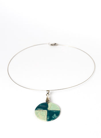 Collana con pendente rotondo con quattro quadranti verde chiaro e ottanio e girocollo in caucciù