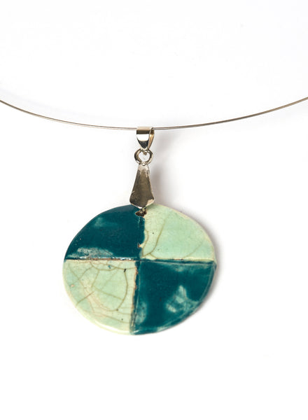 Collana con pendente rotondo con quattro quadranti verde chiaro e ottanio e girocollo in caucciù