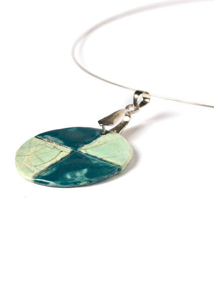 Collana con pendente rotondo con quattro quadranti verde chiaro e ottanio e girocollo in caucciù