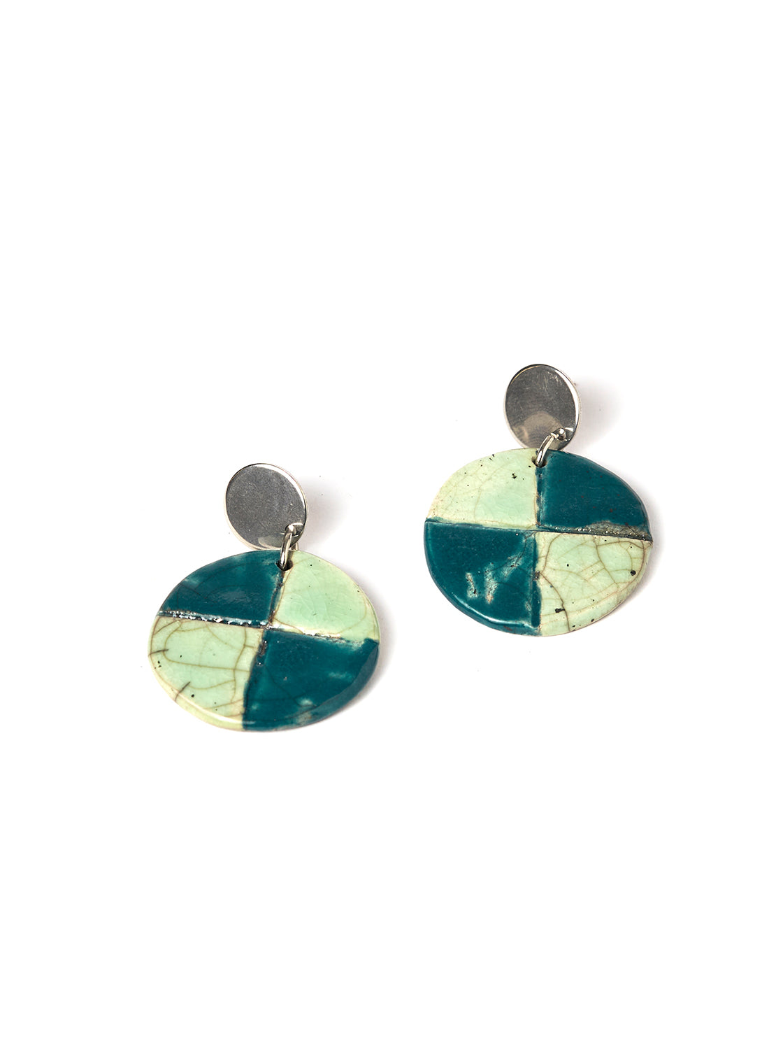 Orecchini Elementa con pendente rotondo in ceramica Raku con quattro quadanti ottanio e verde chiaro e gancio a perno