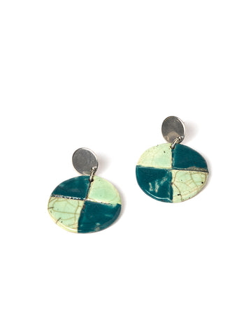 Orecchini Elementa con pendente rotondo in ceramica Raku con quattro quadanti ottanio e verde chiaro e gancio a perno