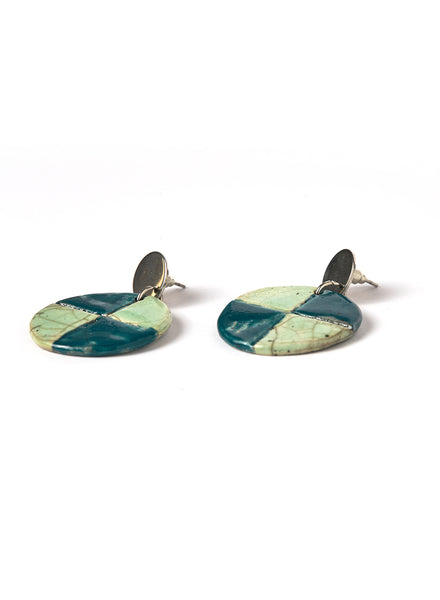 Orecchini Elementa con pendente rotondo in ceramica Raku con quattro quadanti ottanio e verde chiaro e gancio a perno