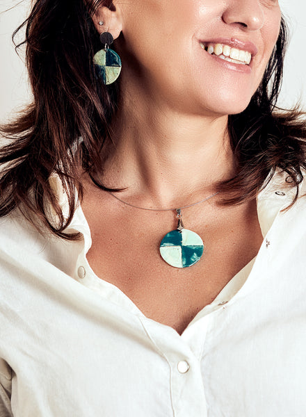 Collana con pendente rotondo con quattro quadranti verde chiaro e ottanio e girocollo in caucciù
