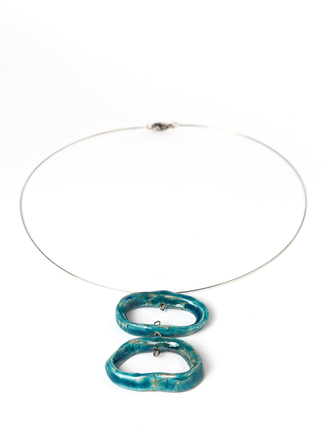 Collana Ojos con pendenti ovali in ceramica Raku con sfumature turchesi e girocollo in acciaio