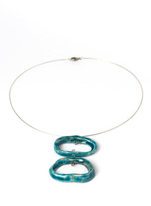 Collana Ojos con pendenti ovali in ceramica Raku con sfumature turchesi e girocollo in acciaio