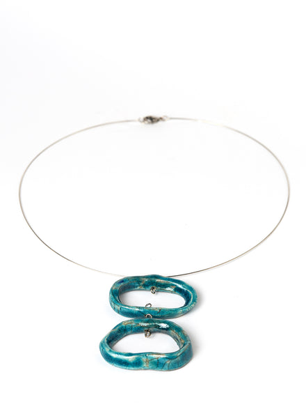 Collana Ojos con pendenti ovali in ceramica Raku con sfumature turchesi e girocollo in acciaio