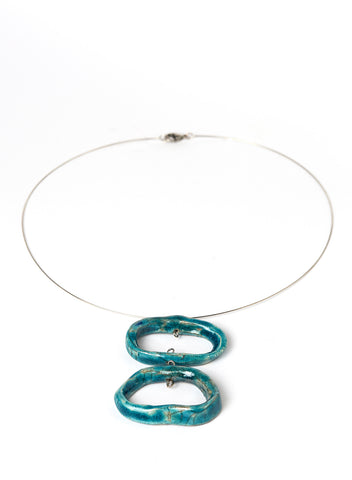 Collana Ojos con pendenti ovali in ceramica Raku con sfumature turchesi e girocollo in acciaio
