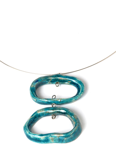 Collana Ojos con pendenti ovali in ceramica Raku con sfumature turchesi e girocollo in acciaio