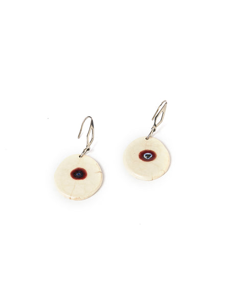 Orecchini in ceramica Raku con pendente bianco ovale in cui è incastonata una piccola murrina blu e rossa