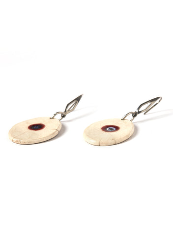 Orecchini in ceramica Raku con pendente bianco ovale in cui è incastonata una piccola murrina blu e rossa