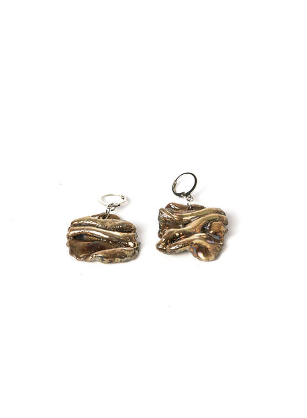 Orecchini realizzati a mano con pendente in ceramica Raku con morbide pieghe color oro e gancio rotondo