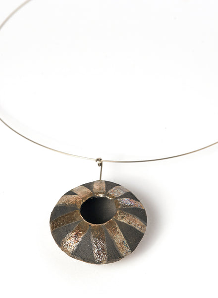 Collana realizzata a mano, con pendente in ceramica Raku di forma circolare oro e nero fumo.