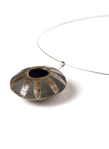 Collana realizzata a mano, con pendente in ceramica Raku di forma circolare oro e nero fumo.