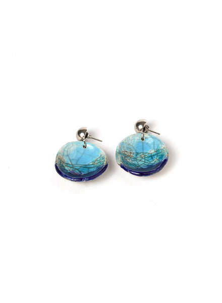 Orecchini  Creta realizzati a mano in ceramica Raku con pendente ovale celeste e blu e gancio a perno