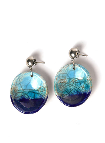 Orecchini  Creta realizzati a mano in ceramica Raku con pendente ovale celeste e blu e gancio a perno