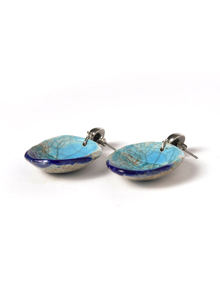 Orecchini  Creta realizzati a mano in ceramica Raku con pendente ovale celeste e blu e gancio a perno