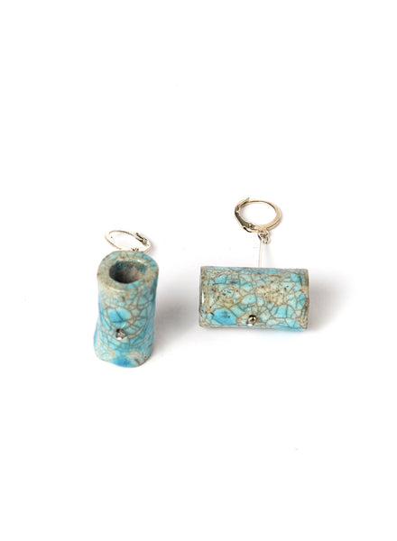 Orecchini Berlino fatti a mano in ceramica Raku con barra azzurra con effetto craquelè e gancio rotondo