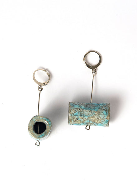 Orecchini Berlino fatti a mano in ceramica Raku con barra azzurra con effetto craquelè e gancio rotondo