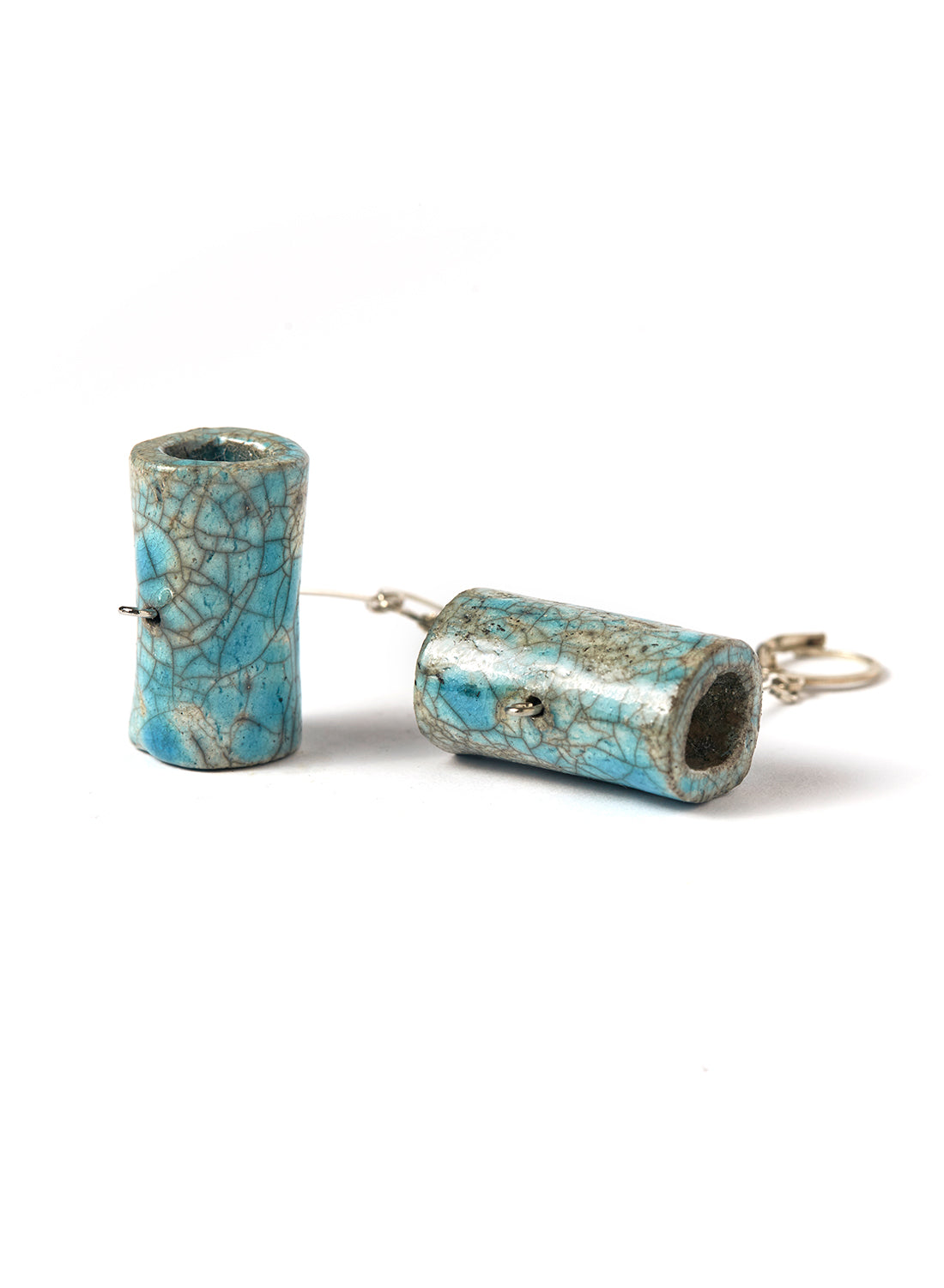 Orecchini Berlino fatti a mano in ceramica Raku con barra azzurra con effetto craquelè e gancio rotondo