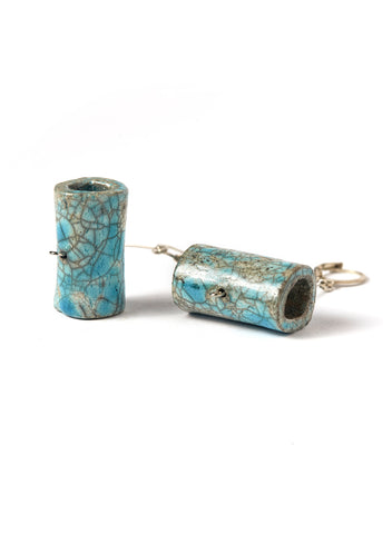 Orecchini Berlino fatti a mano in ceramica Raku con barra azzurra con effetto craquelè e gancio rotondo