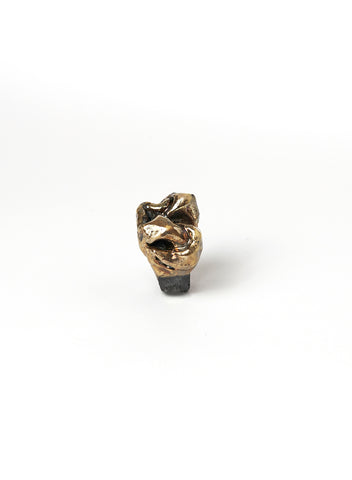 Anello interamente fatto a mano in ceramica Raku con morbide pieghe color oro.